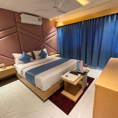 Hotel Phoniex Ahmedabad Exterior foto