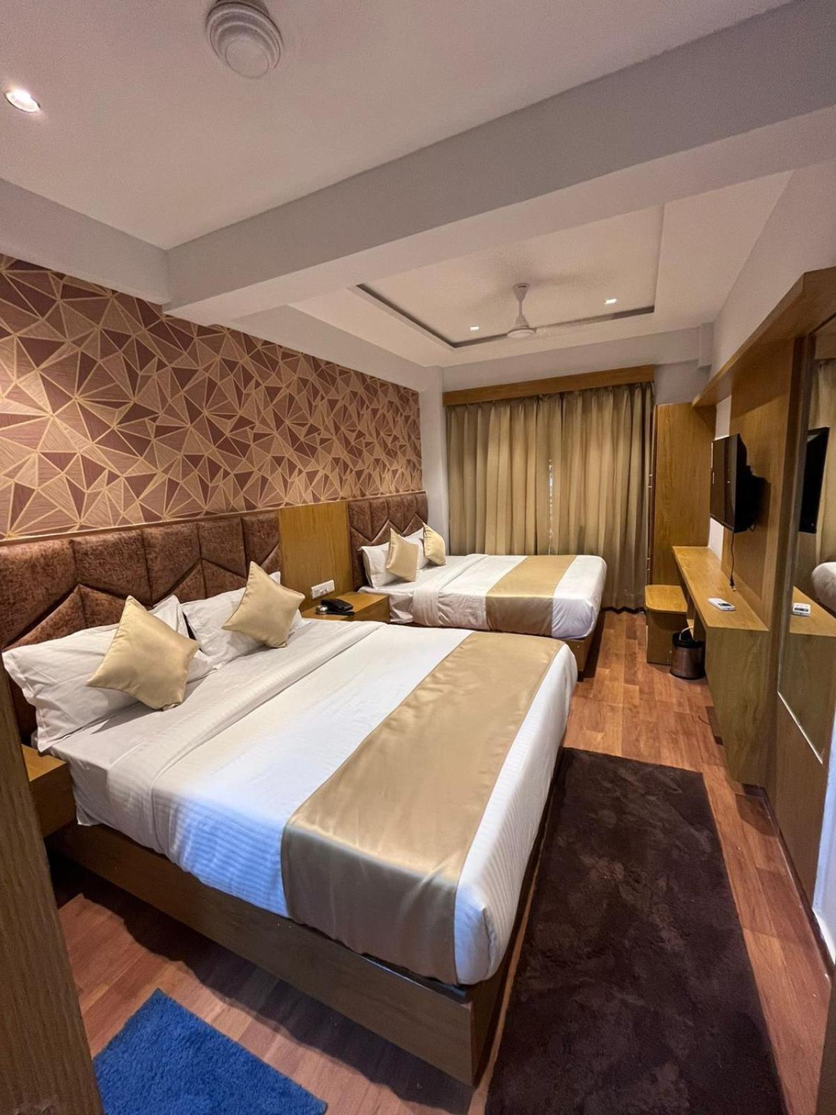 Hotel Phoniex Ahmedabad Zimmer foto