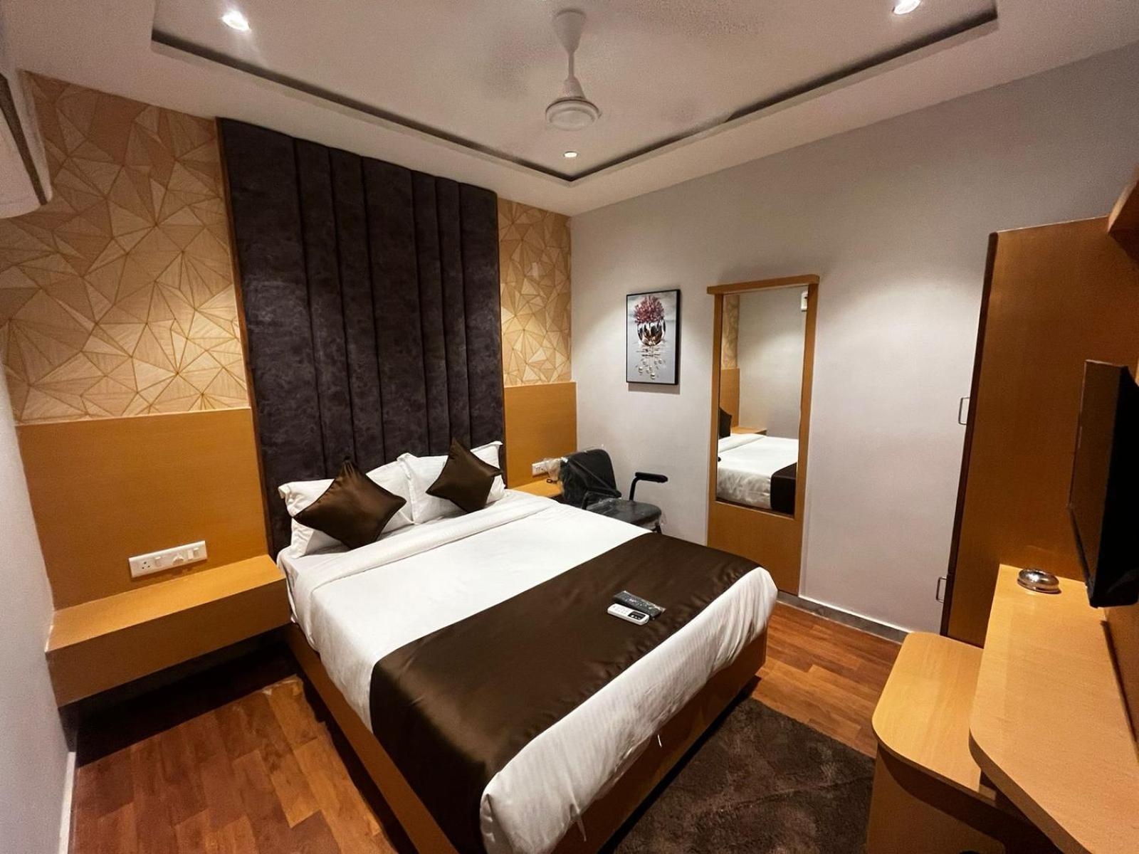 Hotel Phoniex Ahmedabad Zimmer foto